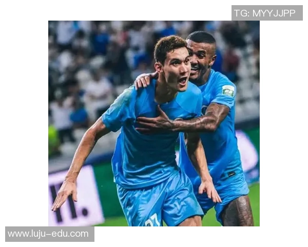 足球明星苦笑瞬间壁纸展现运动员幽默与坚持的完美结合